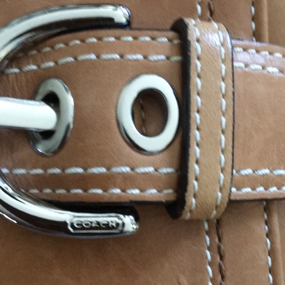 Coach tan wallet with key ring 6 compartment - Picture 6 of 7